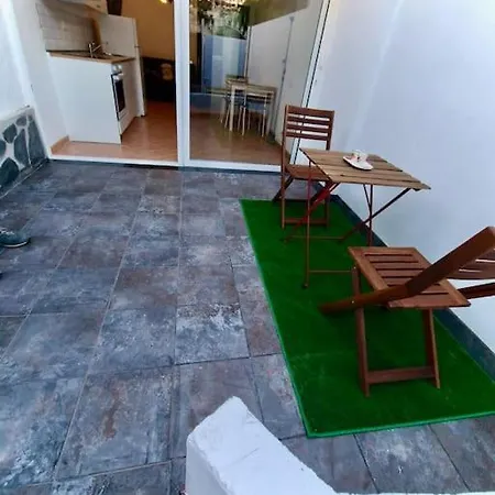 דירה Cozy With Garden